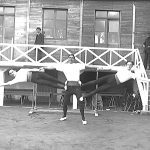 Devant le baraquement américain