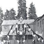 Devant le baraquement américain