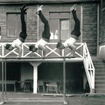 Devant le baraquement américain